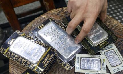 Silver futures jump 6% to record Rs 2.54 lakh/kg