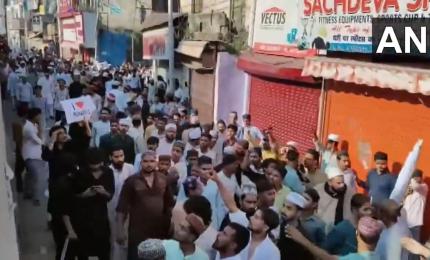 Tension in UP's Bareilly as cops, locals clash outside mosque