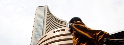 IT heavyweights cap gains; Sensex trades flat