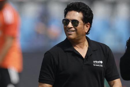 Sachin Tendulkar takes economy class flight. Watch how other passengers  reacted - The Economic Times