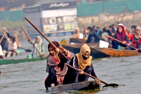 A Women's Boat Race On Dal Lake!