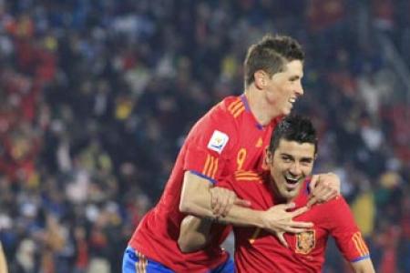 David Villa iguala recorde de Raúl, e Espanha sofre para vencer a