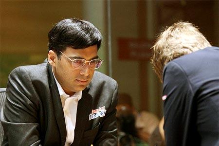 Anand draws eighth game to maintain lead