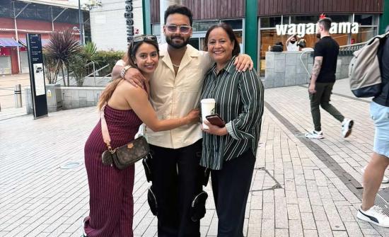 Rishabh Pant Relaxes With Mum, Sis