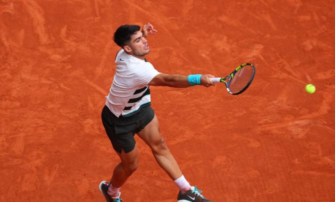 Alcaraz rallies to move into French Open quarters