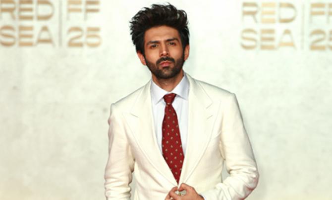 Guess Who Kartik Met In Jeddah?