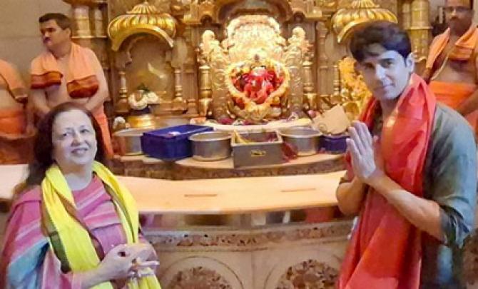 Sidharth Prays For Daughter At Siddhivinayak Temple