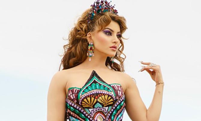 Like Urvashi's Parrot Clutch?
