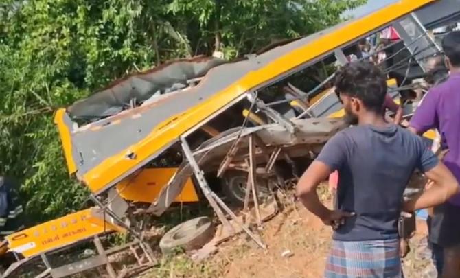 2 students dead as train collides with school bus in TN