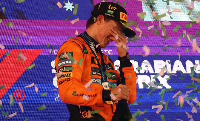F1 PIX: Piastri wins in Jeddah to take lead