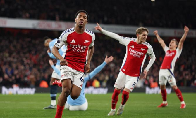 PICS: Arsenal thump City to stay in title race