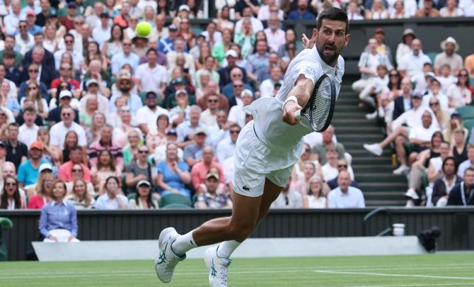PIX:Djokovic hits century to lead veterans into last 16
