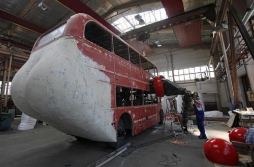 An amazing bus that does push-ups!