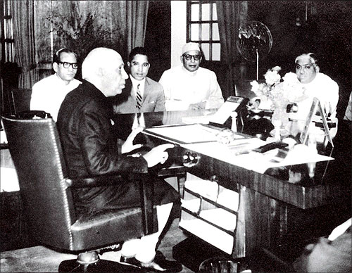 Captain Krishnan Nair (2nd from left) with Jawaharlal Nehru.