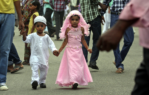 Children dressed for Eid al-Fitr celebrations walk towards a mosque to offer prayers in the northern Indian city of Chandigarh.