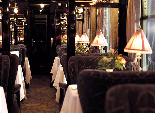 Evening atmosphere on board in the L Oriental Restaurant Car.
