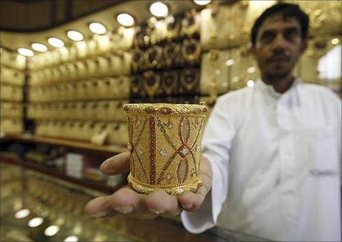 Shoppers rush for gold as price crashes