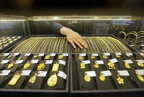Shoppers rush for gold as price crashes
