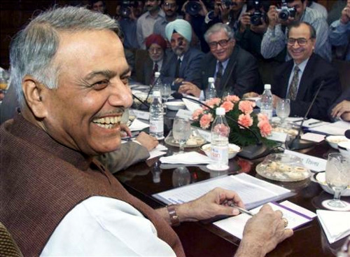 Finance Minister Yashwant Sinha (L) at a meeting with the board of directors of the country's central bank in New Delhi on March 11, 2000.