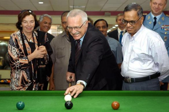 Vaclav Klaus (C), President of the Czech Republic, plays billiards as his wife Livia Klausova (L) and Narayana Murthy (R, white shirt) watch during his visit to the Infosys campus in Bangalore November 10, 2005.