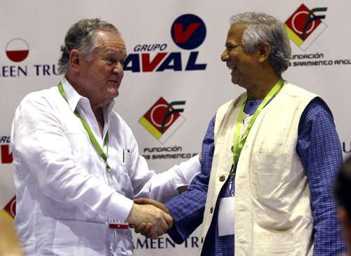 Colombian businessman Luis Carlos Sarmiento (L) shakes hands with Nobel laureate Mohammed Yunus.