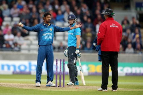 Sachithra Senanayake of Sri Lanka appeals to the umpire for a run out of Jos Buttler at the non strikers end 