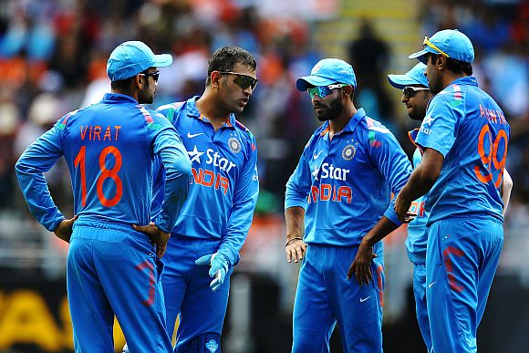MS Dhoni talk to his players