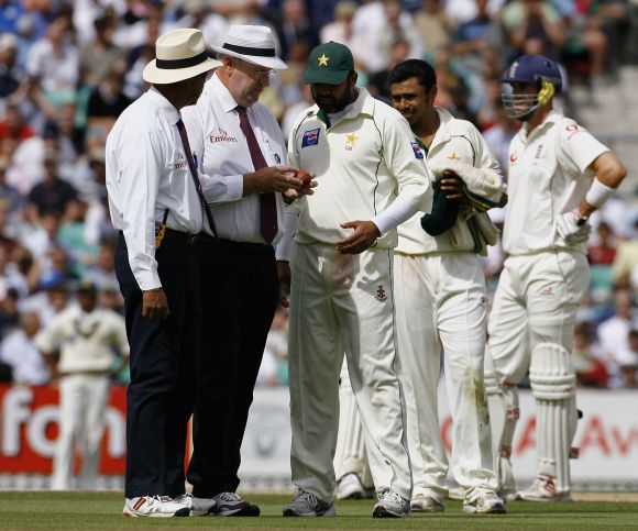 Umpire Darrell Hair, second from left, speaks to Inzamam-ul Haq, third from left.