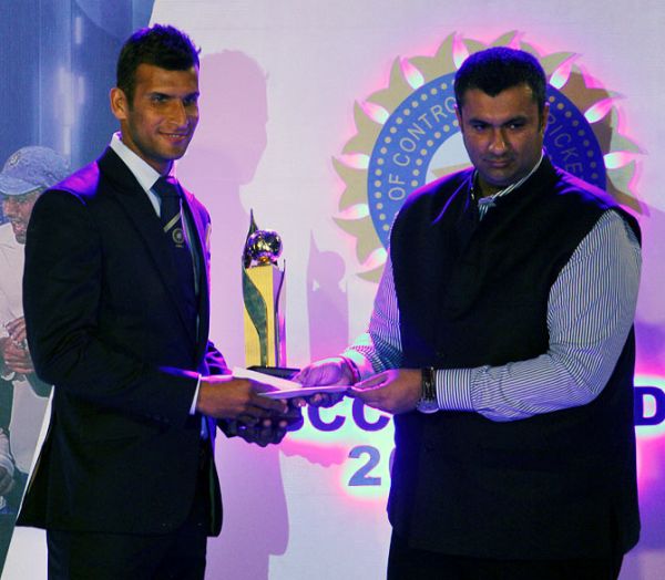 Ishwar Pandey receives the Madhavrao Scindia award for being higest wicket-taker in the Ranji Trophy