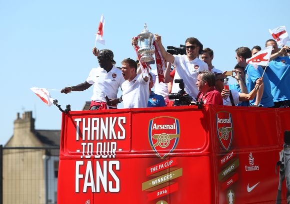 Wojciech Szczesny and Aaron Ramsey of Arsenal lift the FA cup during the Arsenal FA Cup Victory Parade 