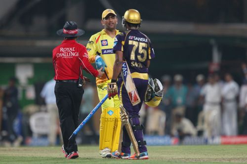 MS Dhoni shakes hands with Shakib al Hasan