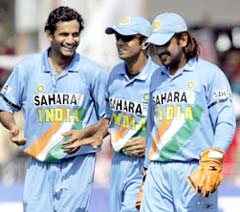 Irfan Pathan (left), with captain Rahul Dravid (centre) and Mahendra Singh Dhoni