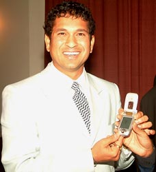 Sachin Tendulkar with the G-Hanz cellphone 