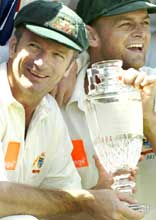 Steve Waugh (left) and Adam Gilchrist with the replica of the ashes urn