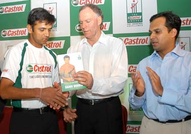 Rahul Dravid (left) with Greg Chappell and author Devendra Prabhudesai