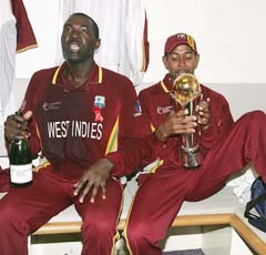 Courtney Browne (left) and Ian Bradshaw with the ICC Champions Trophy in September 2004