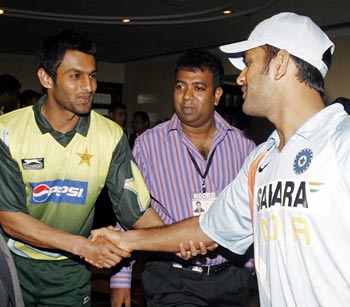 Dhoni shaking hands with Pakistan captain Shoaib Malik before the Kitply Cup in Bangladesh