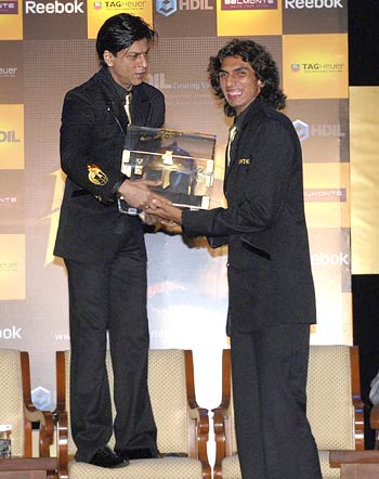 Shah Rukh Khan presents Ishant Sharma with the KKR helmet
