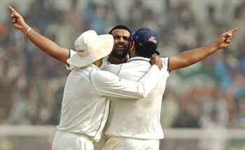 Zaheer Khan is hugged by team-mates after picking the wicket of Nuwan Kulasekara