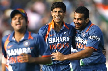 Ashish Nehra and Zaheer Khan celebrate Dilshan's wicket