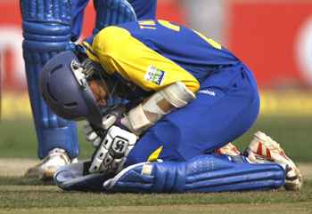 Tillakaratne Dilshan grimaces in pain after being hit by Ashish Nehra