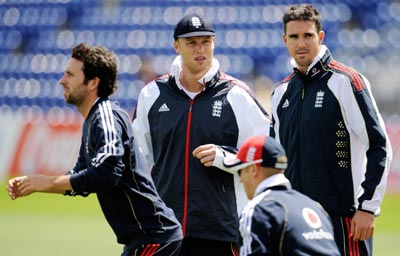 England's Graham Onions (left), Andrew Flintoff and Kevin Pietersen attend a training session