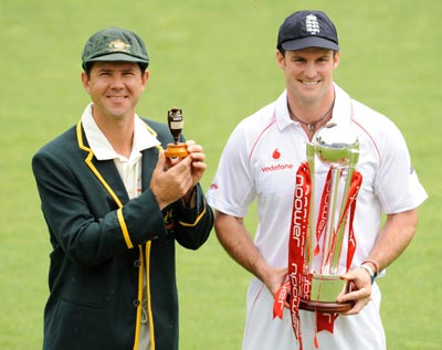 Ricky Ponting (left) and Andrew Strauss pose for shutterbugs