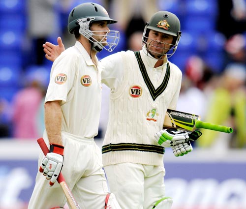Ponting congratulates Katich as they leave the field at stumps on day two