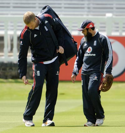 England's Andrew Flintoff (left) points to his right knee watched by bowling coach Mushtaq Ahmed at a training session before their second Ashes Test against Australia at Lord's