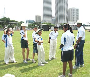 Chaminda Vaas gives some fielding tips