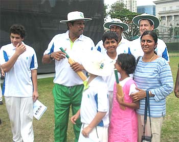 Kapil Dev along with Vaikunth and his mother and sister