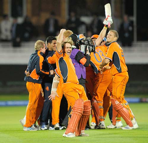 Jeroen Smits (centre) celebrates with the team
