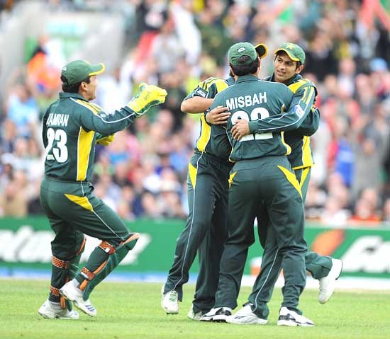 Pakistan players celebrate after the wicket of Ravi Bopara