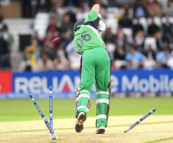 Jeremy Bray is bowled by Zaheer Khan